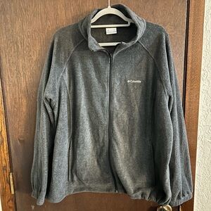 Gently used Columbia Grey size 3x Fleece Jacket!!
